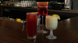 Drei alkoholfreie Cocktails stehen auf dem Tresen einer Bar.