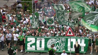 Werder-Fans laufen durch die Stadt. 