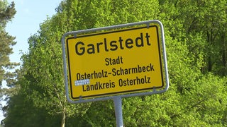 Ein Ortseingangsschild mit der Aufschrift "Garlstedt Stadt Osterholz-Scharmbeck, Landkreis Osterholz"
