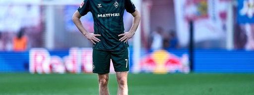 Werder-Stürmer Marvin Ducksch stemmt vor Enttäuschung die Hände in die Hüften.