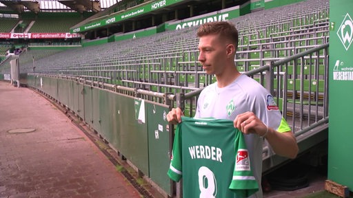 Mitchell Weiser mit Werder Trikot im Weser Stadion.