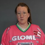 Eine Frau im Eishockey-Trikot schaut in die Kamera