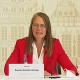 Bildungssenotorin Sascha Karolin Aulepp in einer Pressekonferenz.