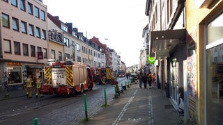 In einer Bremer Straße sind mehrere Feuerwehrfahrzeuge und ´Feuerwehrleute im Einsatz