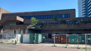 Vor dem alten Karstadt-Gebäude in Bremerhaven stehen mehrere Schutt-Container.