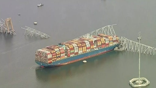 Das Schiff, welches in Baltimore eine Brücke eingestürzt hat. 
