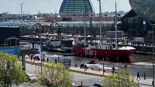Die "Elbe 3" passiert eine Brücke.