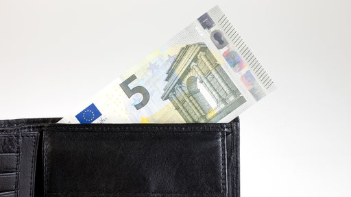 Ein 5-Euro-Schein in einem Portemonnaie