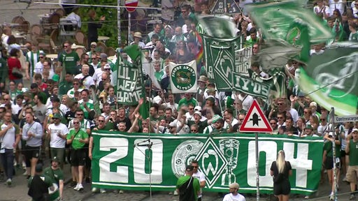Werder-Fans laufen durch die Stadt. 