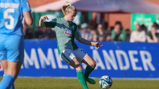 Werders Fußballerin Nina Lührßen im Spiel gegen Wolfsburg am Ball.