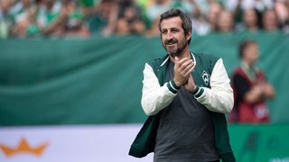 Ex-Werder-Spieler Johan Micoud applaudiert im Weser-Stadion den Fans.