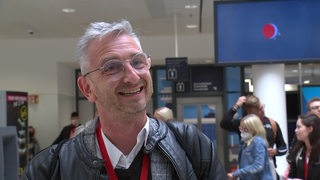TSG-Bremerhaven-Coach Dirk Buchmann bei der Ankunft am Bremer Flughafen im Interview.
