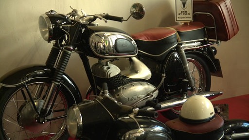 Ein altes Motorrad der Marke DKW in einem Motorradmuseum.