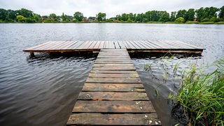 Ein leerer Steg am Otterstedter See.