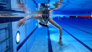 Para-Schwimmerin Anna Josephine Schulz taucht unter Wasser im Schwimmbecken.