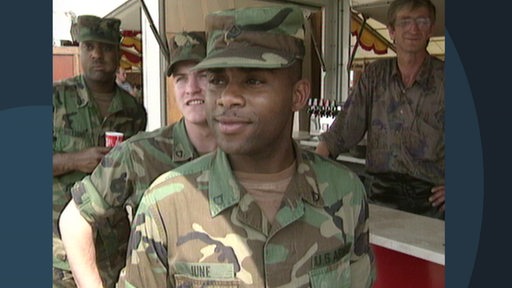 Mehrere Soldaten in Uniform. Sie lächeln.