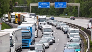 Fahrzeuge stauen sich auf der Autobahn A7 bei Hamburg-Marmstorf in Richtung Norden