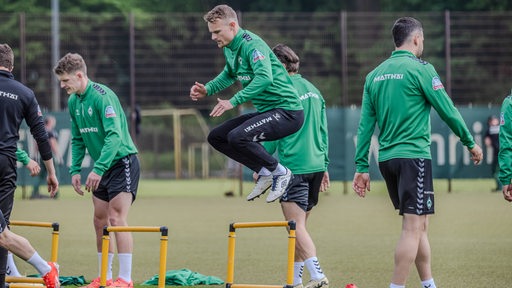 Christian Groß springt im Training über eine Hürde. 