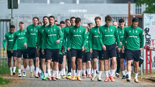 Die Mannschaft läuft zum Training vor dem Spiel gegen Gladbach.