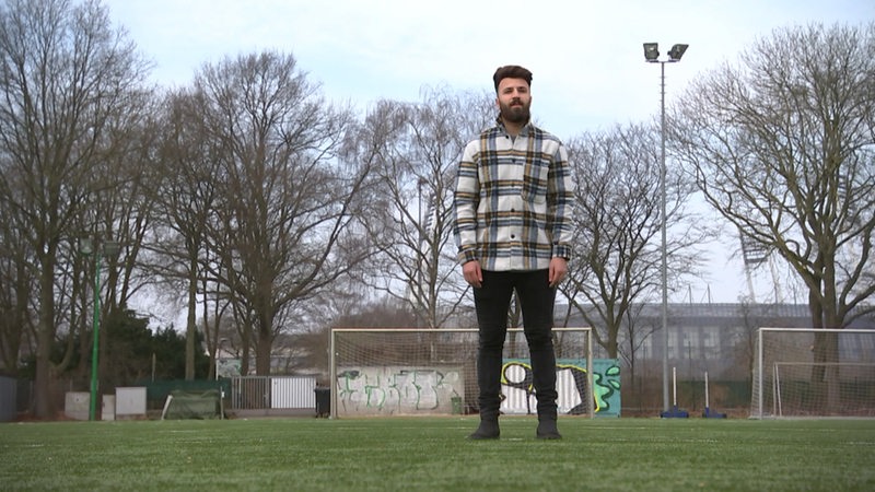 Ex-Werder Spieler Abdullah Dogan steht auf einem Fußballplatz.