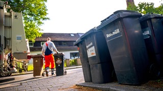 Restmüll und Biomüll wird von der Bremer Müllabfuhr abgeholt.