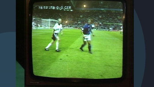 Ein auf einem Fernseher abgefilmtes Spiel der deutschen Nationalmannschaft gegen Italien mit dem Spieler Dieter Eilts im Jahr 1996.