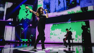Das Pop-Duo Abor & Tynna performt auf der Bühne. Tynna singt und Abor spielt Cello.