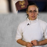 Eine Moderatorin schaut in die Kamera.