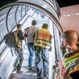 Polizeibeamte begleiten einen Afghanen auf dem Flughafen Leipzig-Halle in ein Charterflugzeug. (Archivbild)