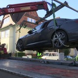 Ein Auto wird von einem Abschleppunternehmen aufgeladen.