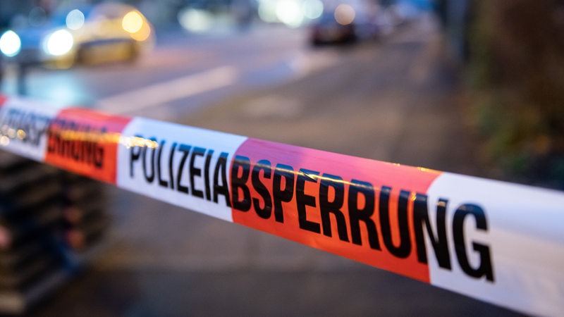 Flatterband der Polizei sperrt eine Straße ab. 