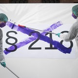 Aktivistinnen streichen während eines Flashmobs mit der Farbe Lila symbolisch den Paragraph 218 Schwangerschaftsabbruch aus dem Strafgesetzbuch durch.