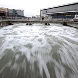 Abwasser fließt durch ein Klärwerk