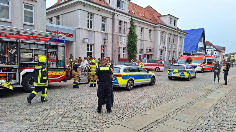 Vor einer Sparkassen-Filiale in Achim stehen mehrere Feuerwehr- und Polizeiwagen.