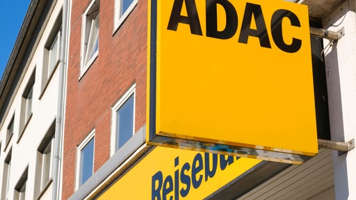 Fassade mit ADAC-Logo und Schild