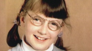 Ein Foto von Adelina die im Alter von 10 Jahren entführt und ermordet worden ist. Sie trägt eine Brille, zwei Zöpfe und lächelt in die Kamera.