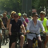 Fahrradfahrer nehmen an Fahrraddemo teil und fahren durch Bremen, einige tragen Warnwesten