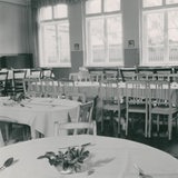 Ein Essenssaal ist in schwarz-weiß zu sehen