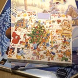 Mehrere Adventskalender liegen auf dem Tisch.