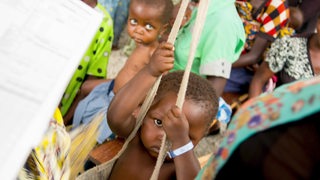Zwei afrikanische Kleinkinder.
