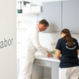 Arzt und Arzthelferin stehen im Labor einer Praxis (Symbolbild)