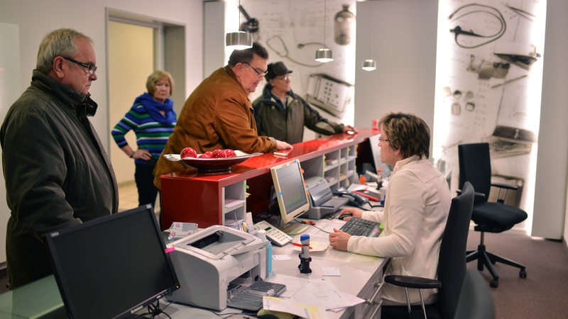 Patientenandrang am Empfang einer Arztpraxis (Symbolbild)