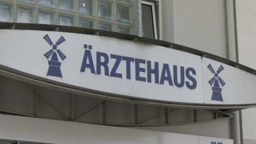Das Schild eines Ärztehauses in Bremen