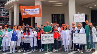 Ärztinnen und Ärzte protestieren bei einem Warnstreik vor dem Klinikum Bremen Mitte.