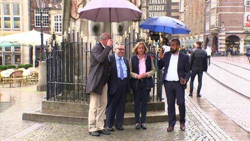 Die AFD Politikerin Beatrix von Storch bei einem Wahlkampfbesuch in Bremen. Sie steht zusammen mit Parteimitgliedern vor dem Bremer Roland und lässt Bilder von sich machen.