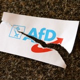 Das Logo der Bremer AfD mit einem Riss darin (Symbolfoto)
