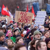 Demonstranten mit Schildern bei einer Demonstration gegen Rechts auf dem Pariser Platz am Brandenburger Tor