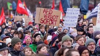 Demonstranten mit Schildern bei einer Demonstration gegen Rechts auf dem Pariser Platz am Brandenburger Tor