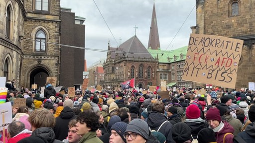 Die Bremer Innenstadt voll mit Menschen, die für ein Verbot der AFD auf die Straßen gehen.