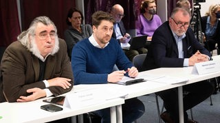 Fabian Jacobi (l-r), Vertrauensperson beim so genannten Rumpfvorstand der AfD in Bremen, Sergej Minich, Landesvize beim Rumpfvorstand und Heinrich Löhmann, Vertrauensperson des so genannten Notvorstandes, nehmen an einer Sitzung teil.